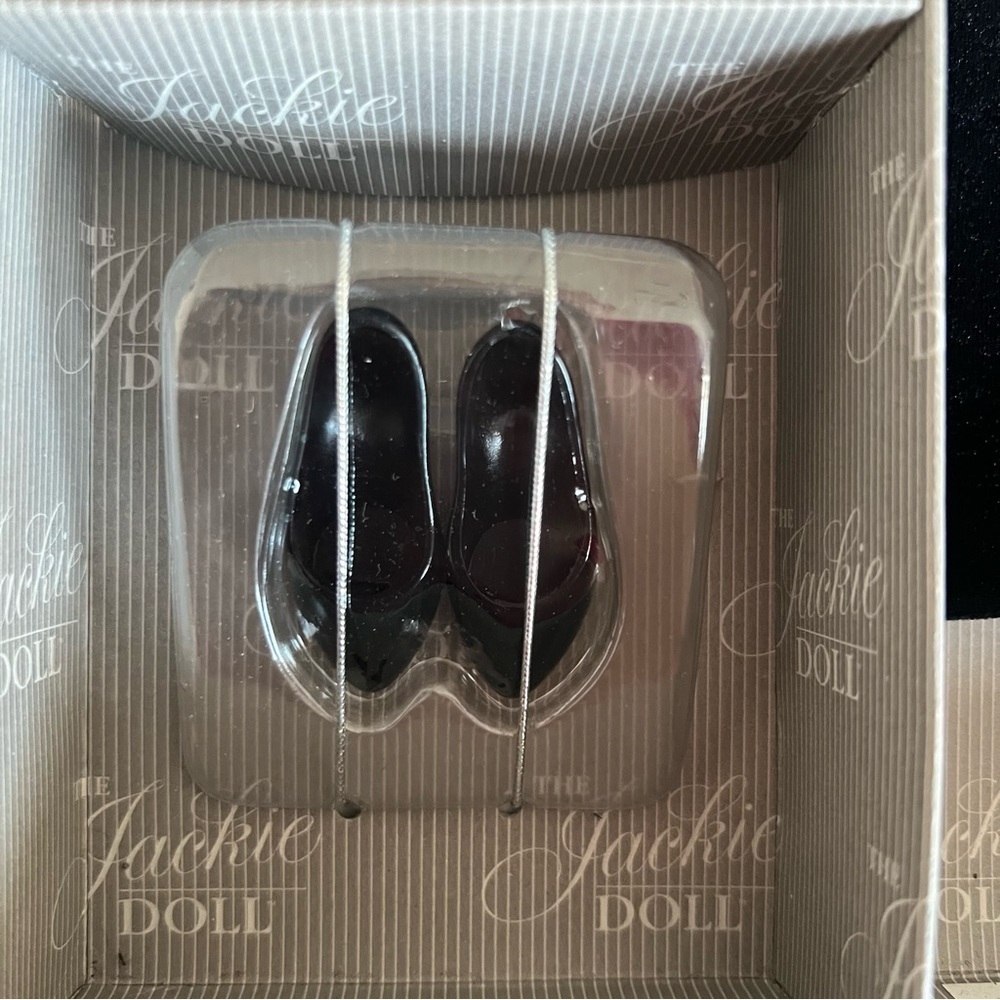 New in box outfit for The Jackie Kennedy Onassis Doll with paperwork - Picture 4 of 12